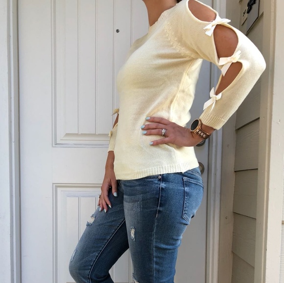 LAST ONE!! Light yellow/cream bow sweater - Picture 7 of 8